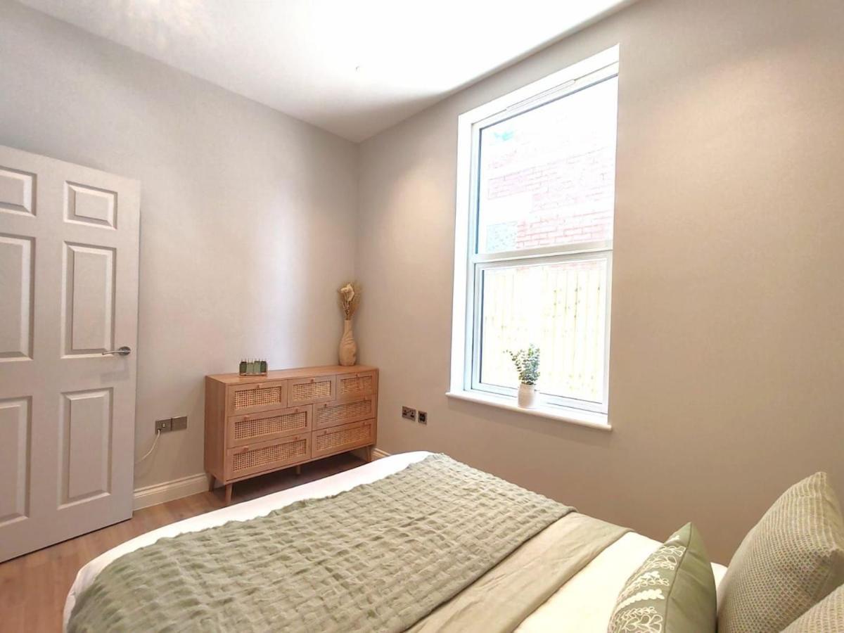 Stunning Modern Apartment Sleeps 4 - 6 Min Walk From Golden Beaches-Free Parking ボーンマス エクステリア 写真