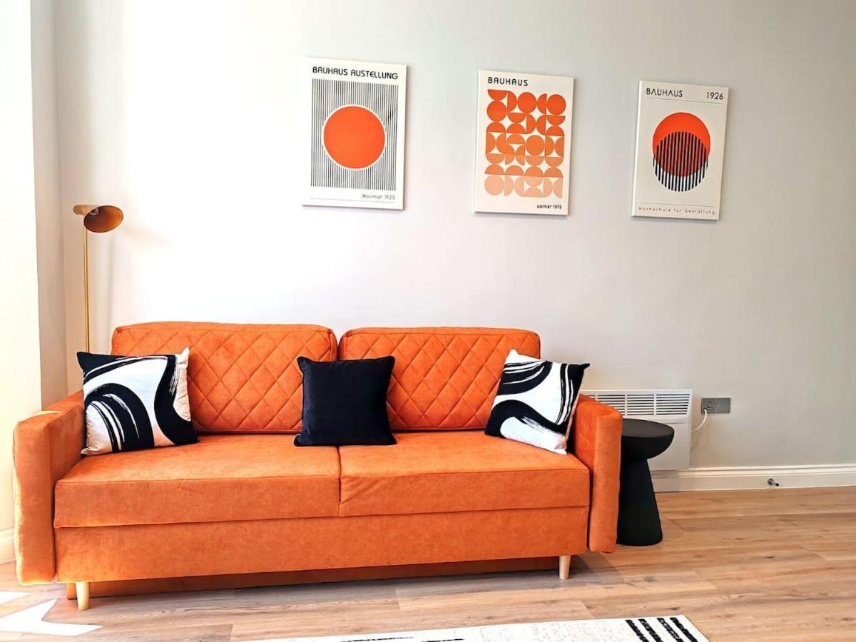 Stunning Modern Apartment Sleeps 4 - 6 Min Walk From Golden Beaches-Free Parking ボーンマス エクステリア 写真