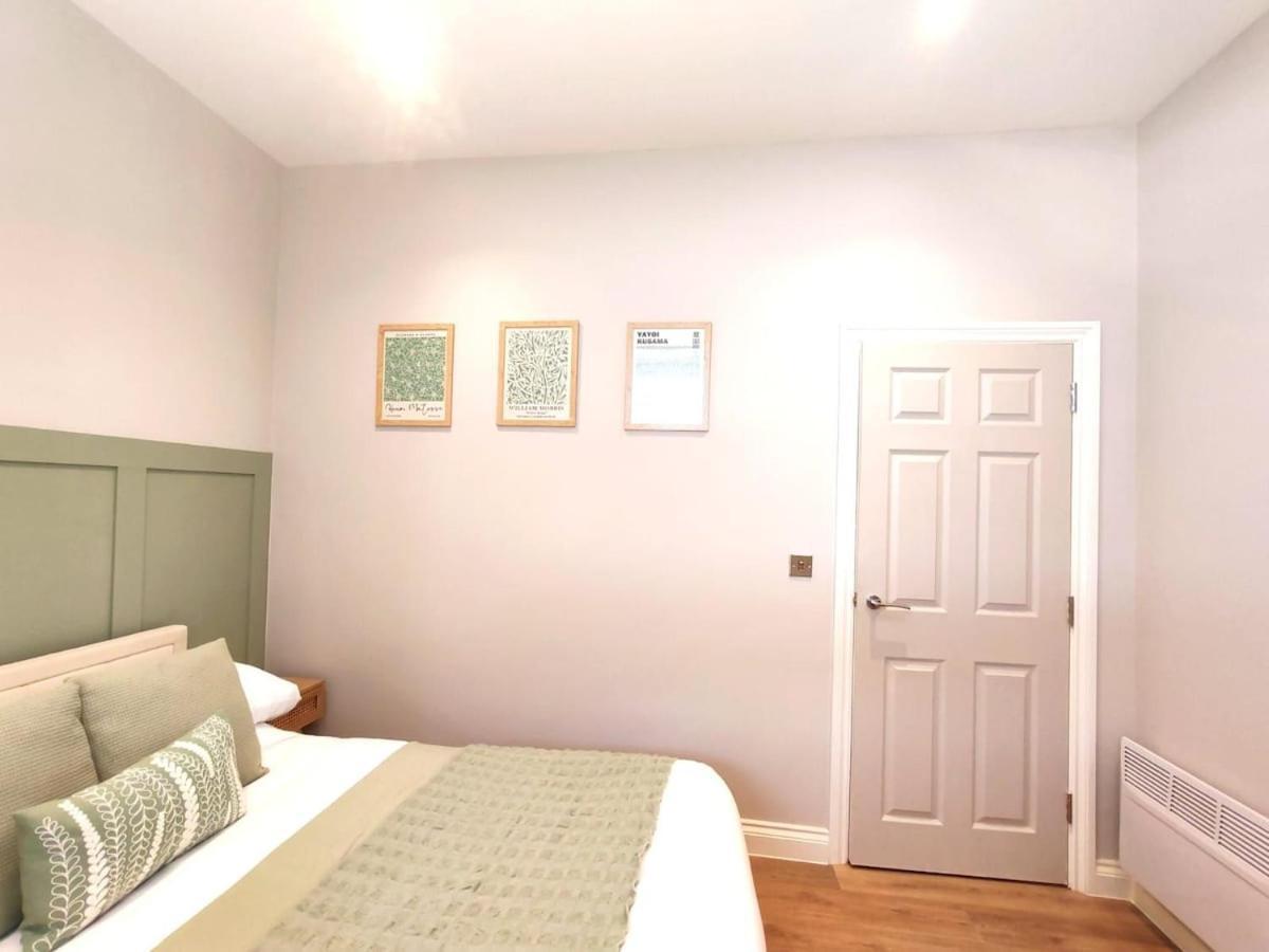 Stunning Modern Apartment Sleeps 4 - 6 Min Walk From Golden Beaches-Free Parking ボーンマス エクステリア 写真