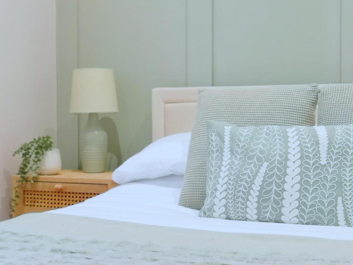 Stunning Modern Apartment Sleeps 4 - 6 Min Walk From Golden Beaches-Free Parking ボーンマス エクステリア 写真