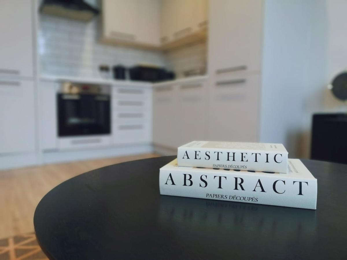 Stunning Modern Apartment Sleeps 4 - 6 Min Walk From Golden Beaches-Free Parking ボーンマス エクステリア 写真