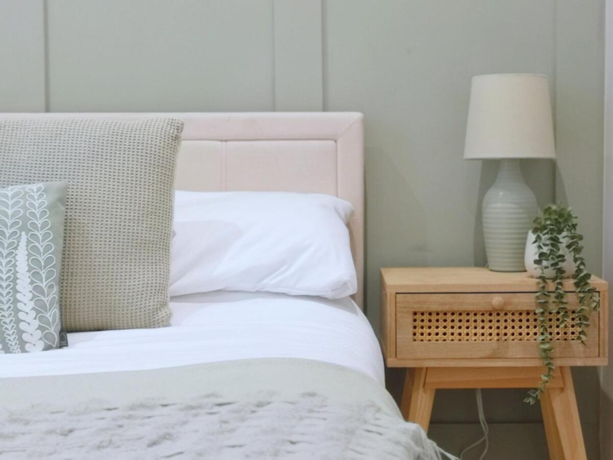 Stunning Modern Apartment Sleeps 4 - 6 Min Walk From Golden Beaches-Free Parking ボーンマス エクステリア 写真